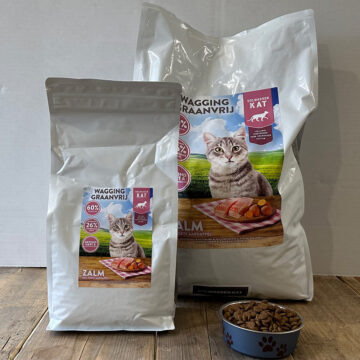 wagging kattenvoer met verse zalm